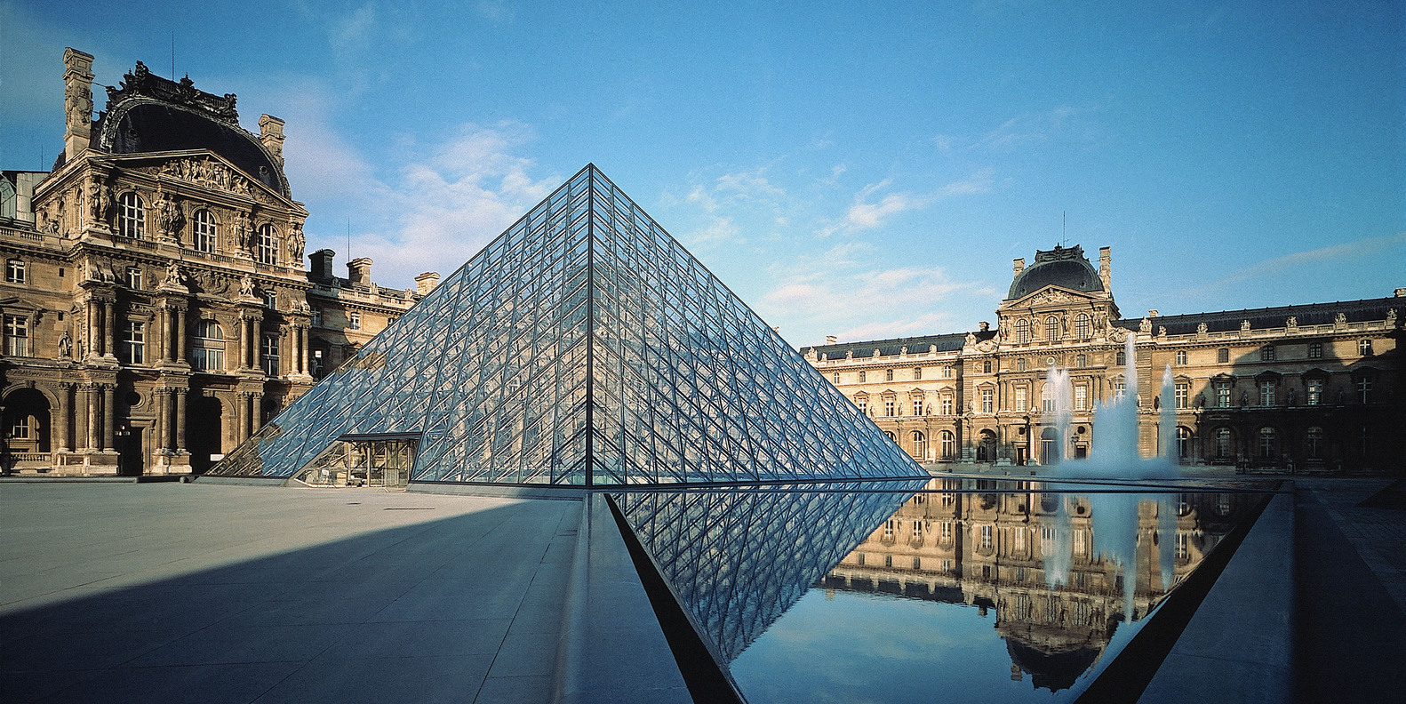 Kim tự tháp Louvre: Dấu ấn của chính trị và tình yêu