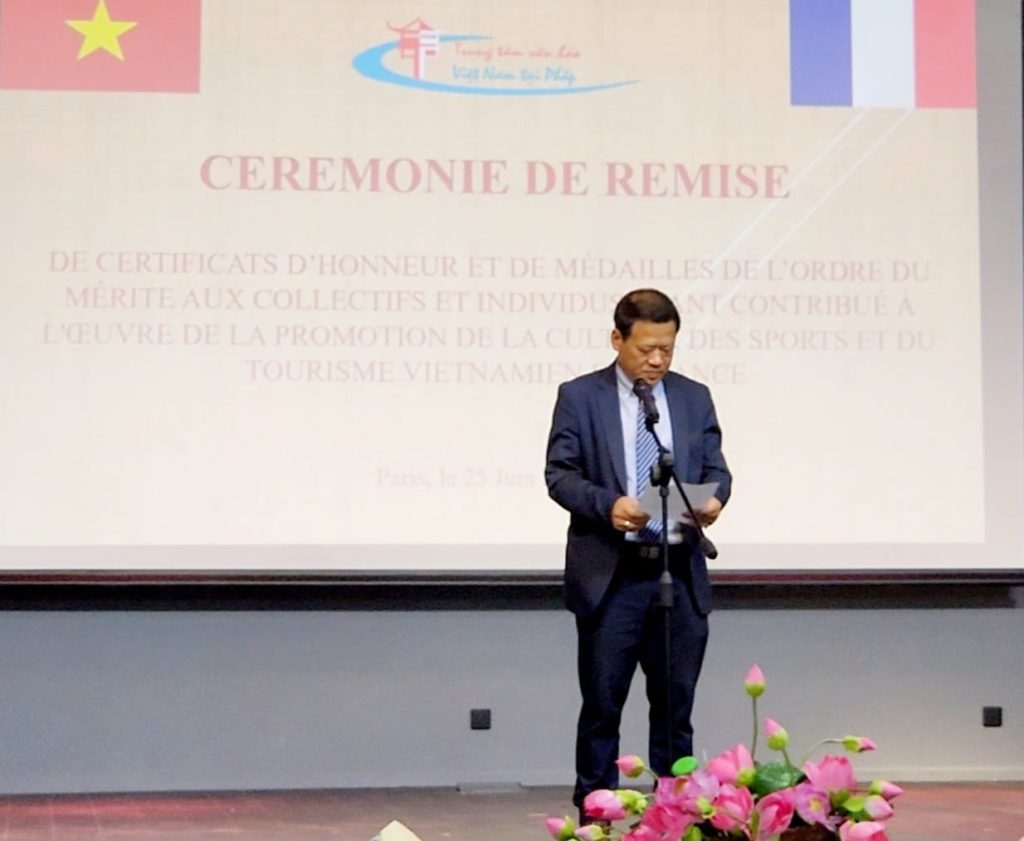 Trung tâm văn hóa Việt Nam trao bằng khen và kỷ niệm chương của Bộ Văn hóa, Thể thao và Du lịch cho các cá nhân đã có nhiều đóng góp cho sự phát triển trong lĩnh vực văn hóa, thể thao và du lịch của Việt Nam tại Pháp