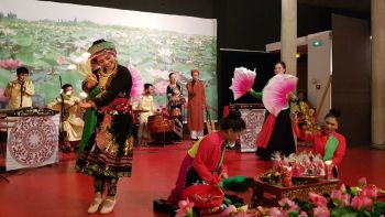 Thị Màu và anh Nô đến Paris